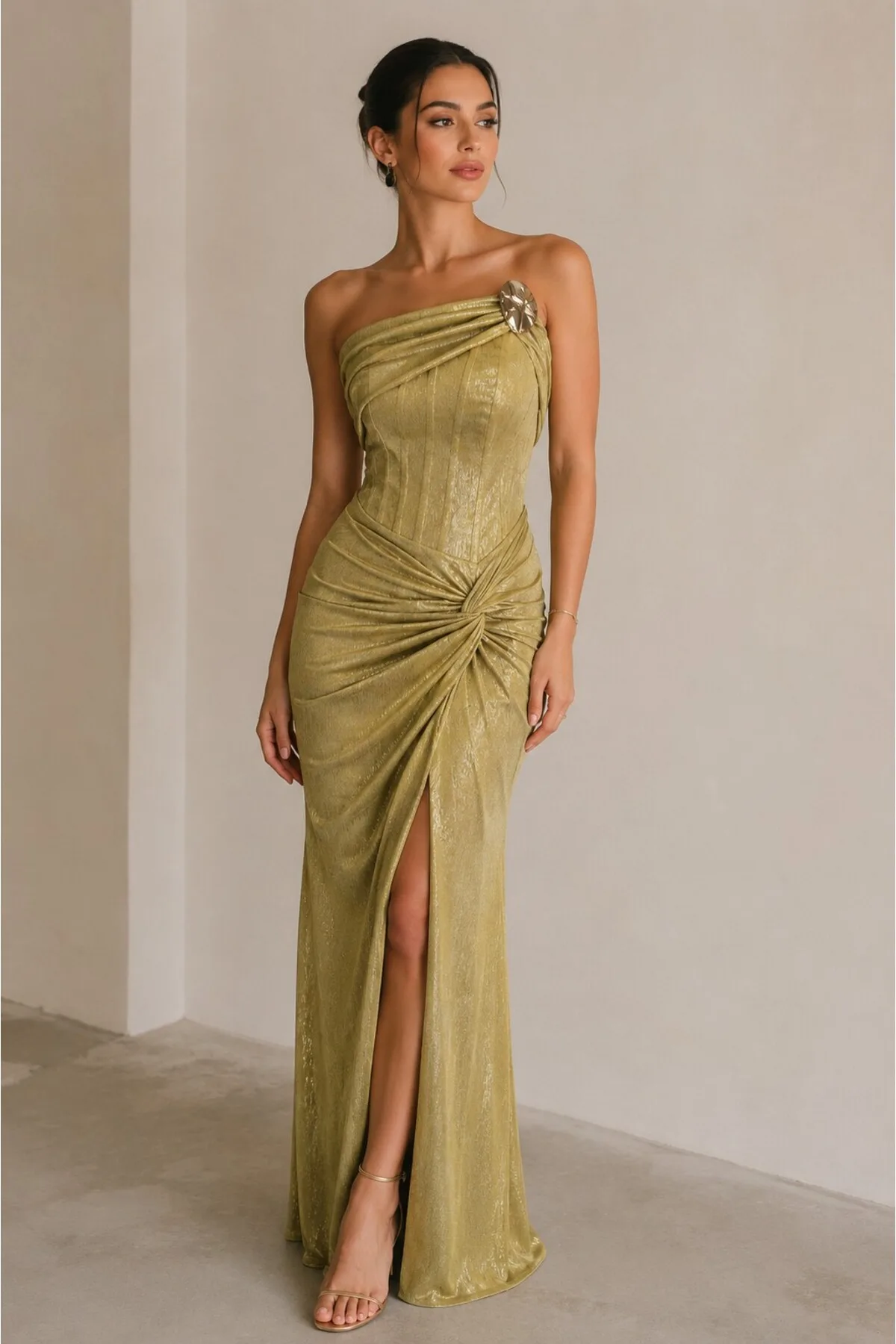 zrd-3050 - Gold Metalik Straplez Aksesuar Detaylı Drapeli Yırtmaçlı Abiye - Görsel 1